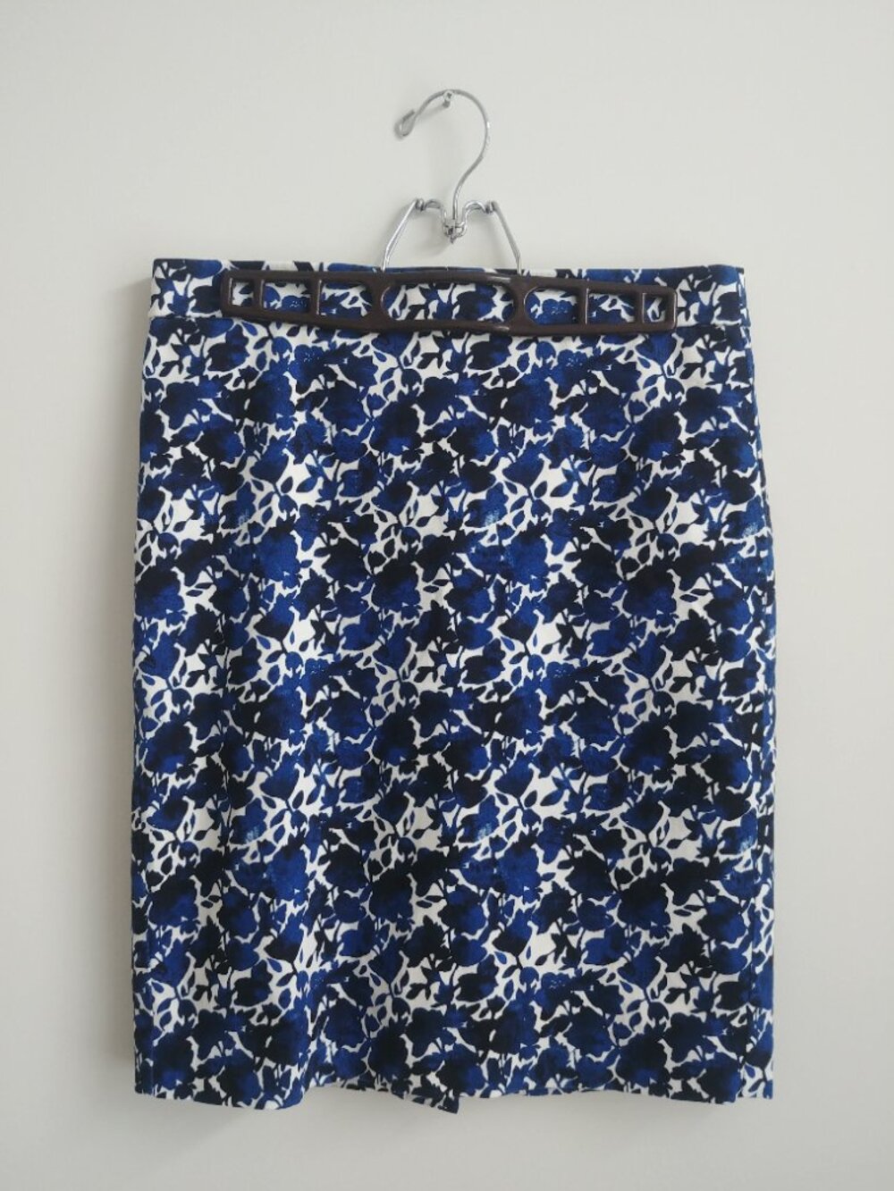 J. Crew size 4 cotton spandex pencil skirt white with blue and black floral
